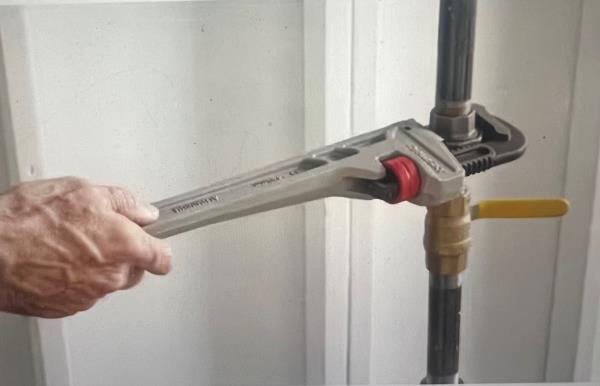 Husky 14 in. Aluminum Pipe Wrench with 1-1/2 in. Jaw Capacity