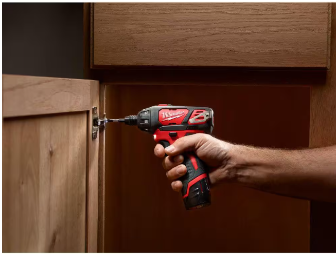 Milwaukee M12 12V Lithium-Ion Cordless 1/4 in. Hex Screwdriver Kit with Two 1.5Ah Batteries, Charger and Tool Bag