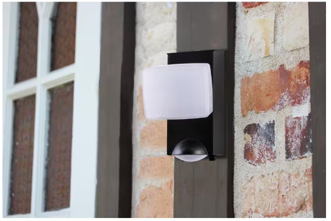 Defiant 180° Black Motion Sensor Battery Powered Outdoor 1-Head Dusk to Dawn LED Security Flood Light 500 Lumens